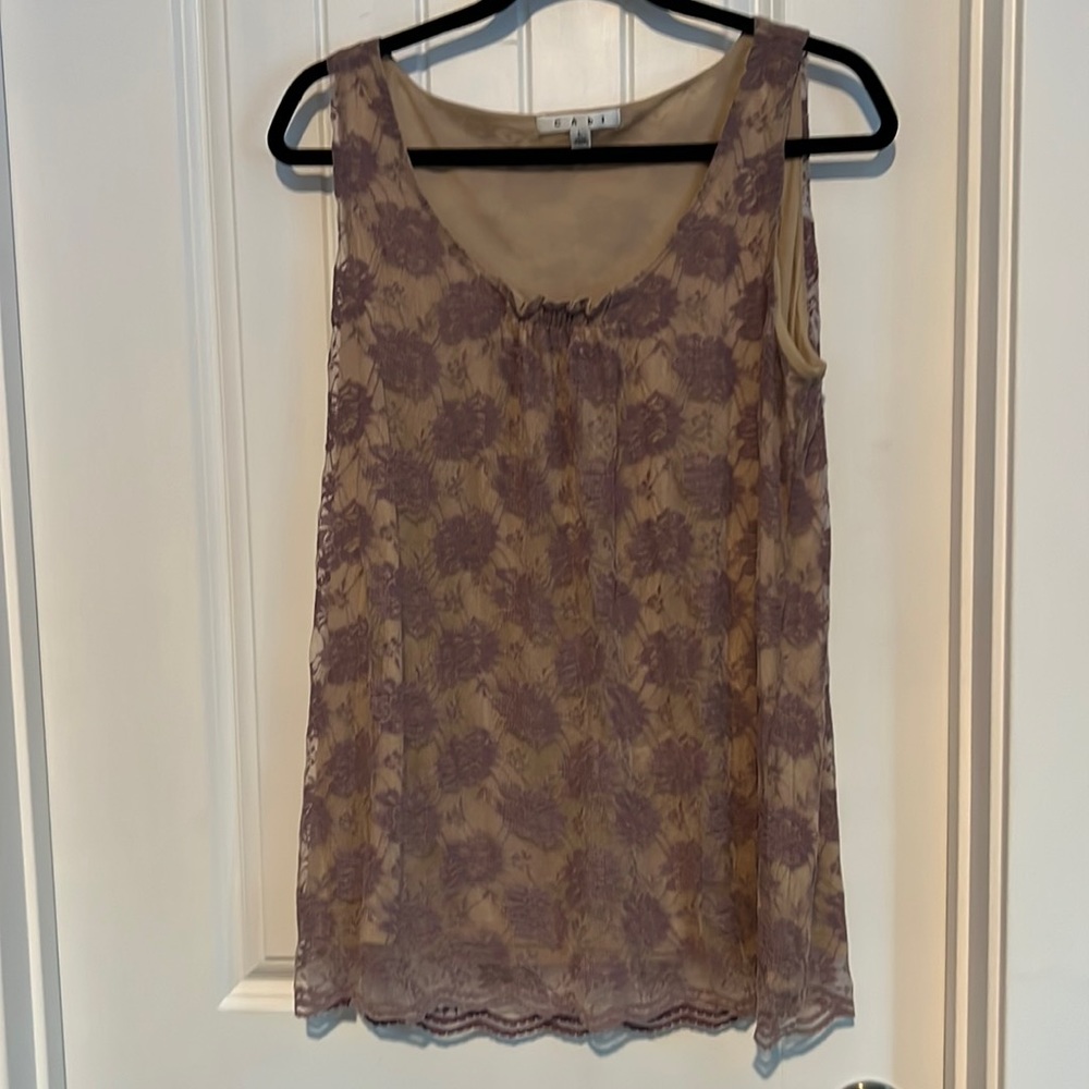 CAbi sleeveless lace layered stretchy top 💐🌸